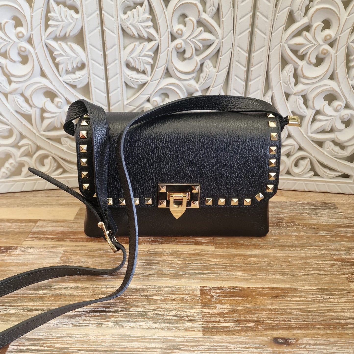 Bolso Viki de piel de vacuno con tachuelas