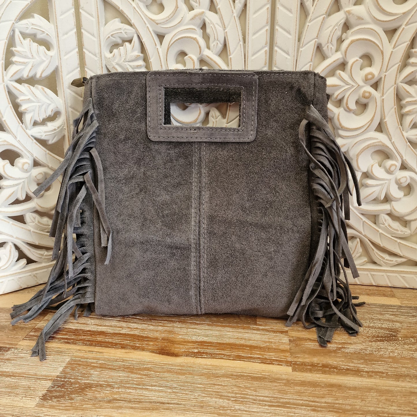 bolso ante flecos con iniciales